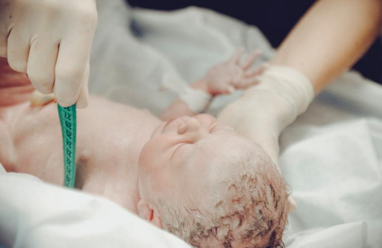 Waarom wordt een baby net na de geboorte niet onmiddellijk gewassen?